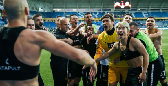 Crno-bijela mačka: Kako god da padne, dočeka se na noge!