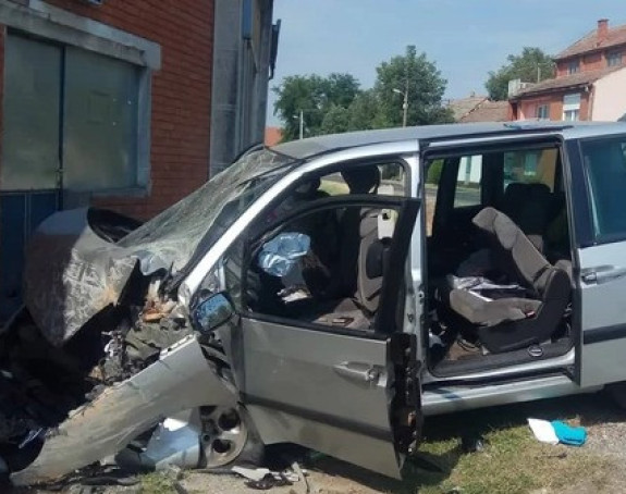 Auto skrenuo sa puta: Dvije osobe poginule