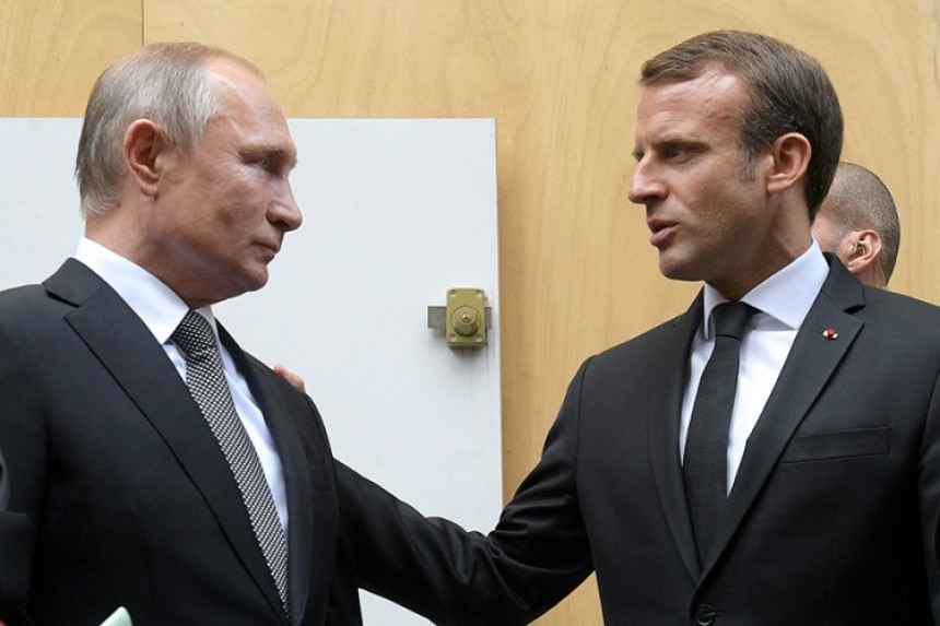 Makron i Putin se kratko sreli na ispraćaju Širaka