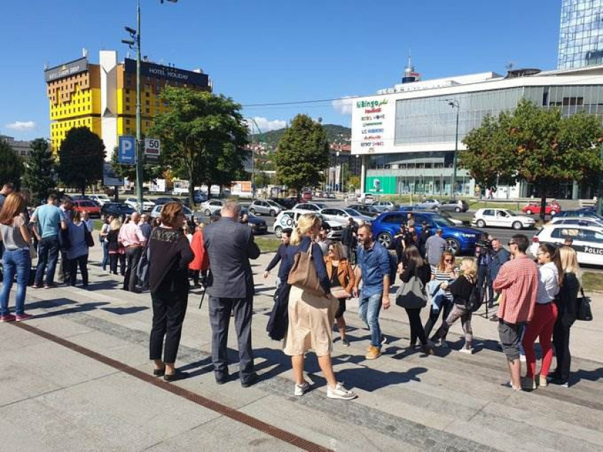 Новинари одржали протест испред Парламента БиХ