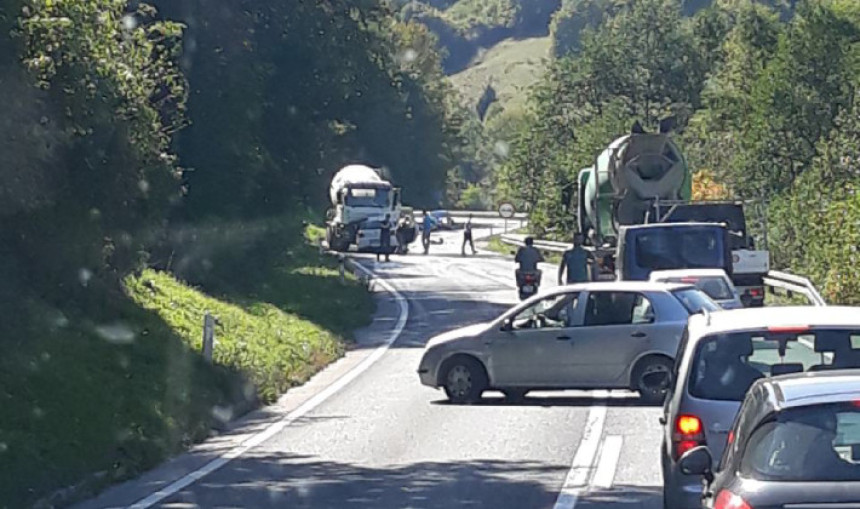 Stravičan sudar kod Hadžića, ima poginulih