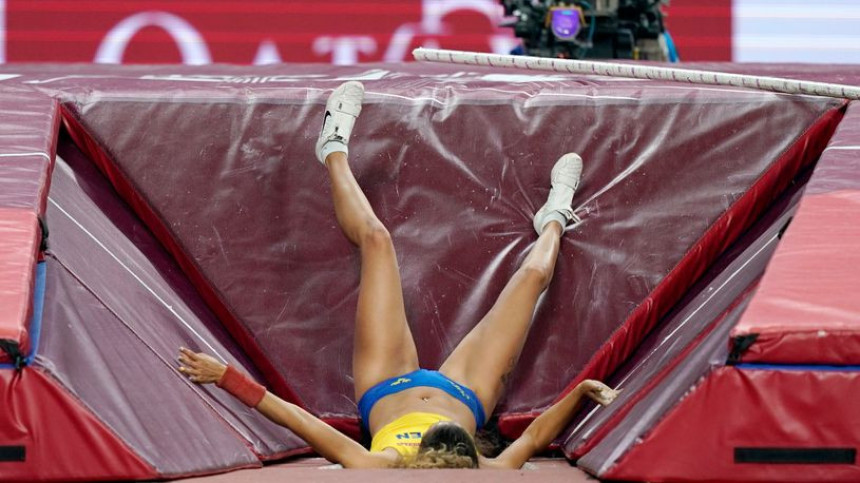 Pukla motka tokom skoka, sunđer je spasio (video)