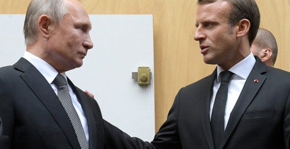 Макрон и Путин се кратко срели на испраћају Ширака