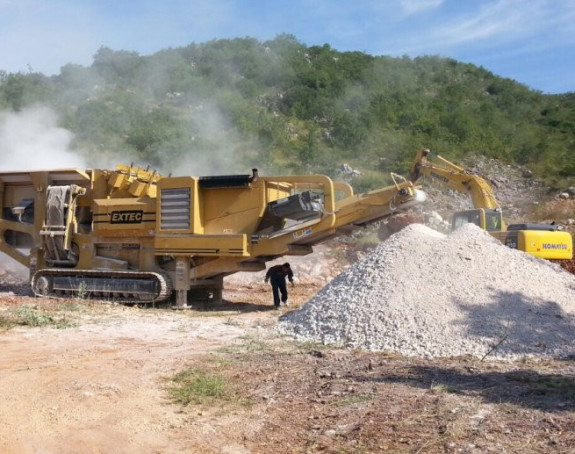 Радник погинуо у дробилици за камен