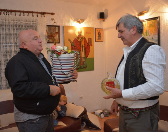 Običaji: Čuturom pozivaju svatove