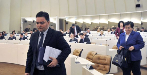 Premijerka ne zna, kriv je SNSD