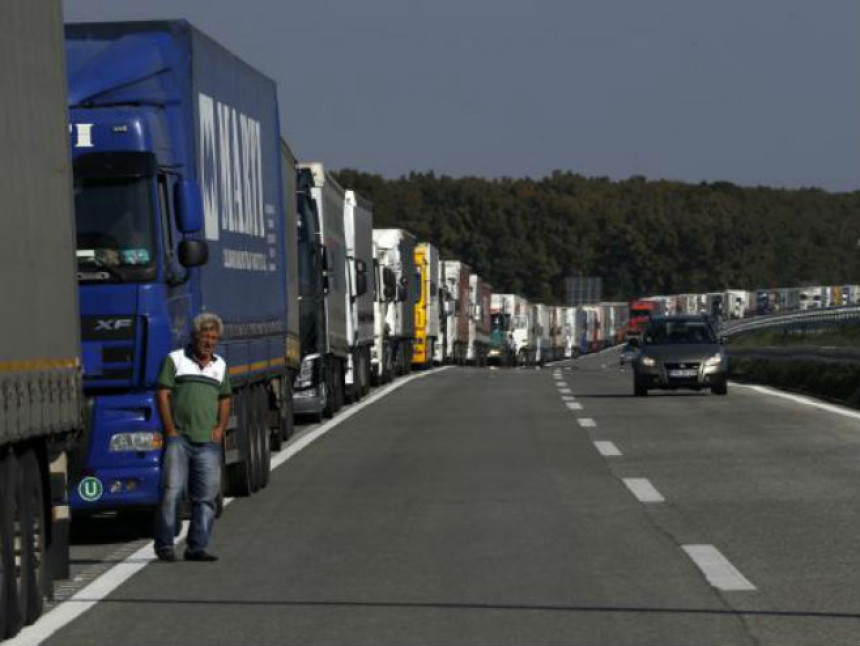 Батровци: Камиони чекају шест сати