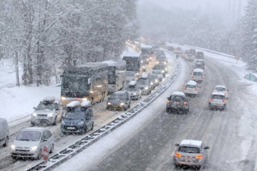 Francuska: Snijeg blokirao puteve 