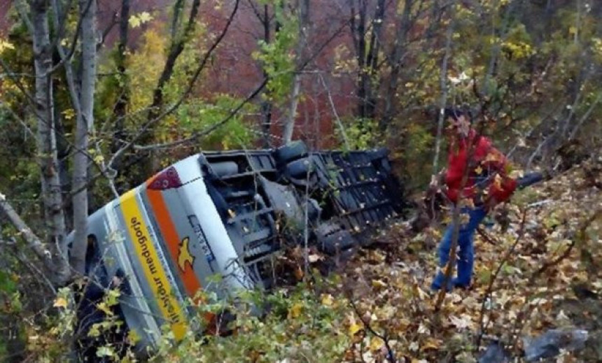 Prevrnuo se "Globtur" autobus, troje povrijeđeno