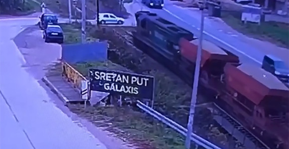 Voz udario u automobil, vozač povrijeđen