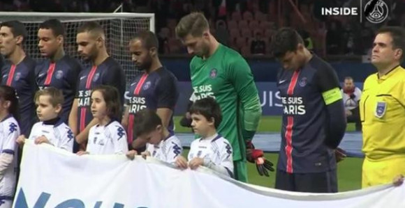 Видео: "Је суис Парис" - 52 пута!