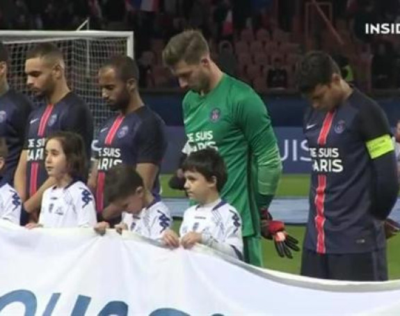 Видео: "Је суис Парис" - 52 пута!