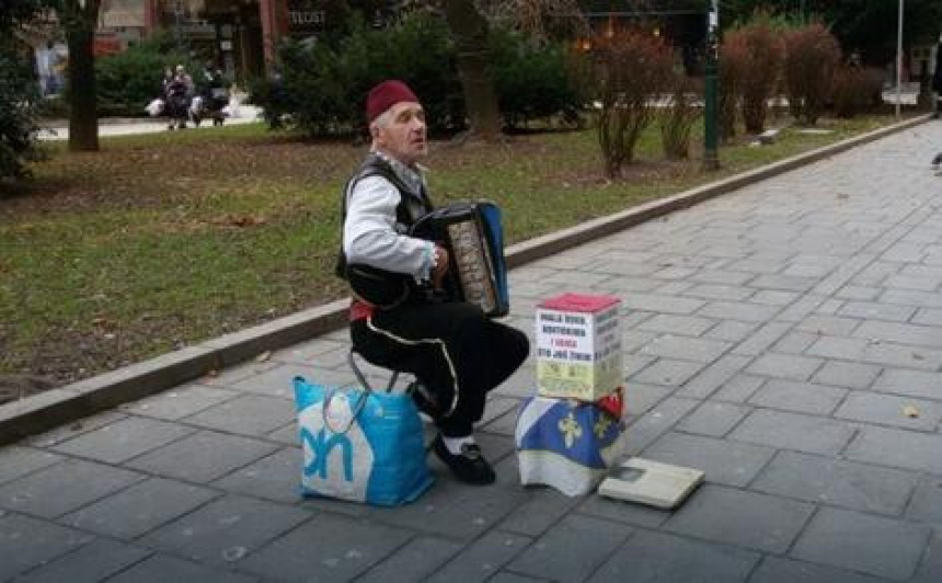 Svira na ulici da zaradi za lijekove i hranu