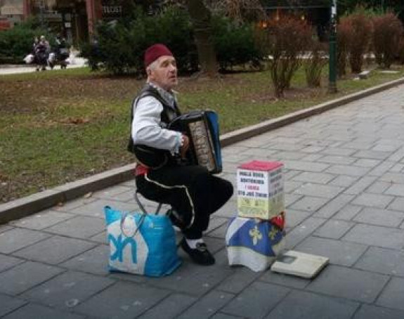 Svira na ulici da zaradi za lijekove i hranu