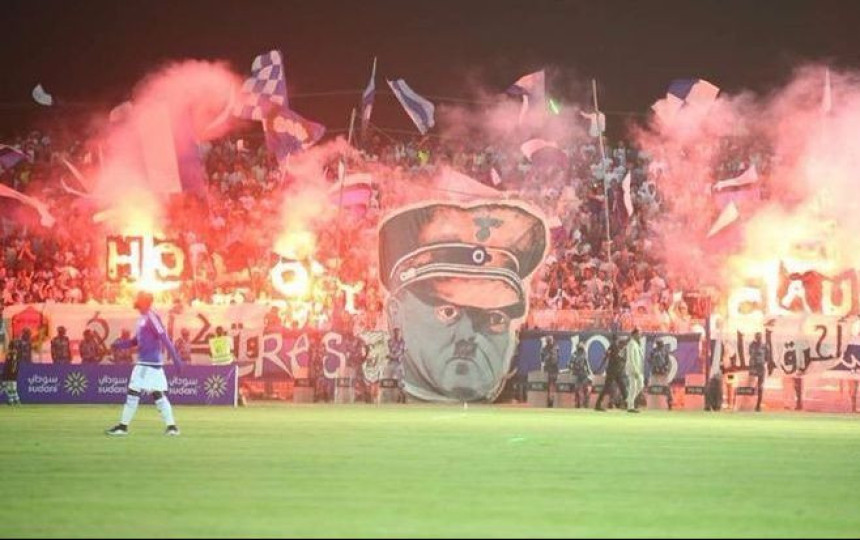 Video: "Hitler" na tribinama, šok na terenu!