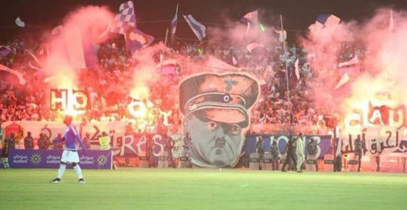 Video: "Hitler" na tribinama, šok na terenu!