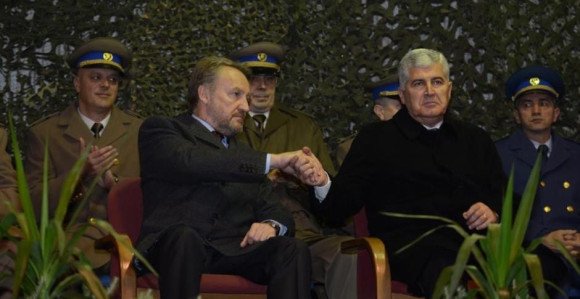 Hladan pozdrav Čovića i Bakira