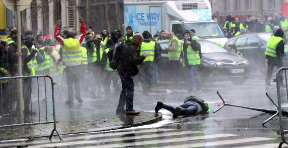 Sukob policije i 'žutih prsluka'