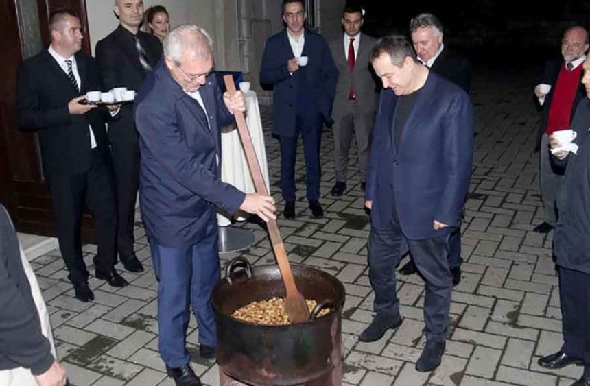Ovako je sinoć izgledala večera Dačića i Gruška