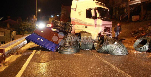 Zbog nezgode sa šleperom put blokiran dva sata