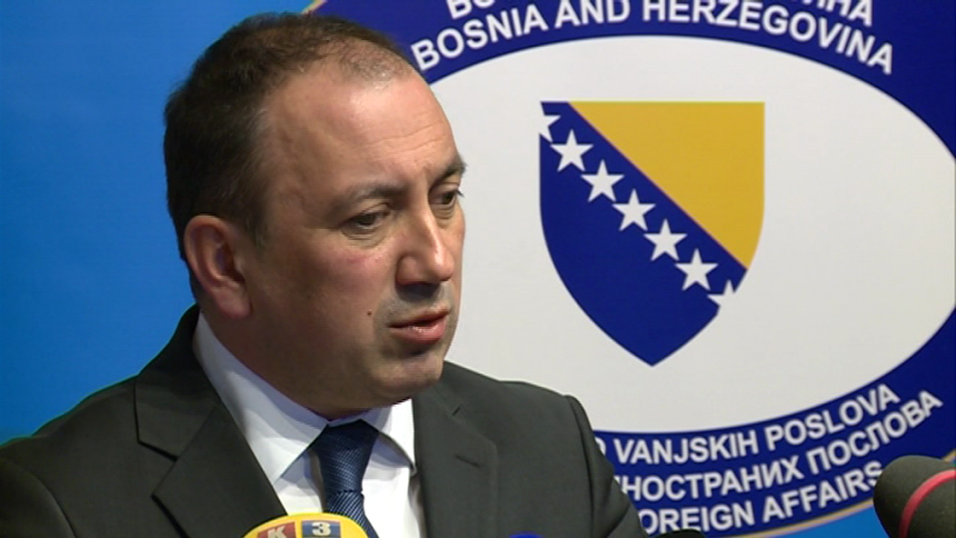 Radmanoviću, zašto si podržao stranca?