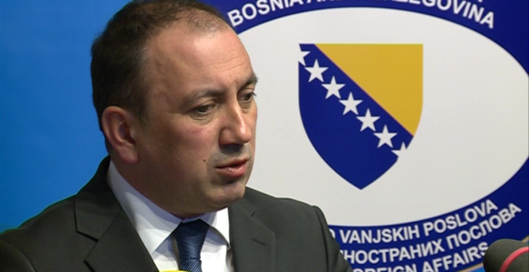 Radmanoviću, zašto si podržao stranca?