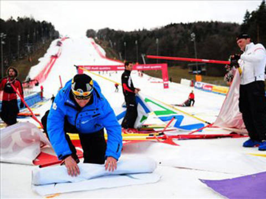Сунце и киша уништили слалом на Похорју!