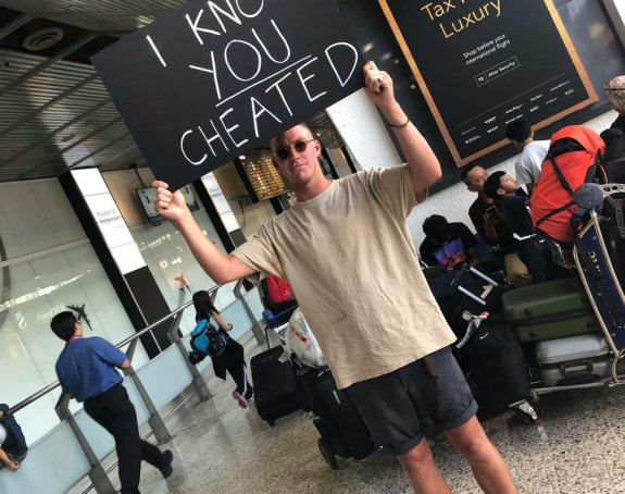 Hit na aerodromu: Znam da si varala!