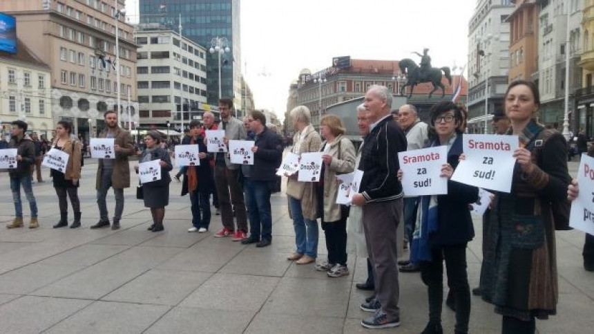 14 људи на протесту против пресуде Шешељу