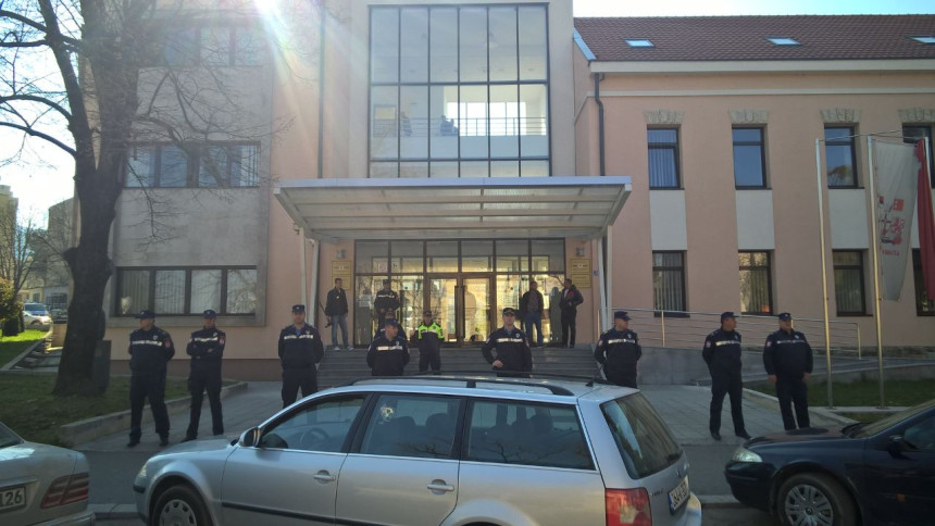 Uz pomoć policije do većine u Bileći?