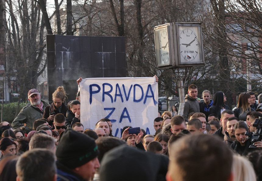 David je pretučen, pa bačen u vodu