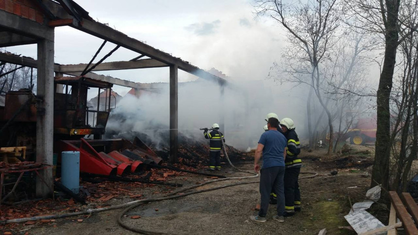 U požaru tri štale izgorjele