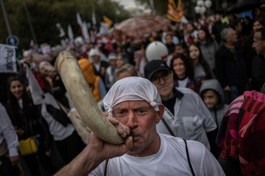 Madrid: Revolt hiljade Španaca 