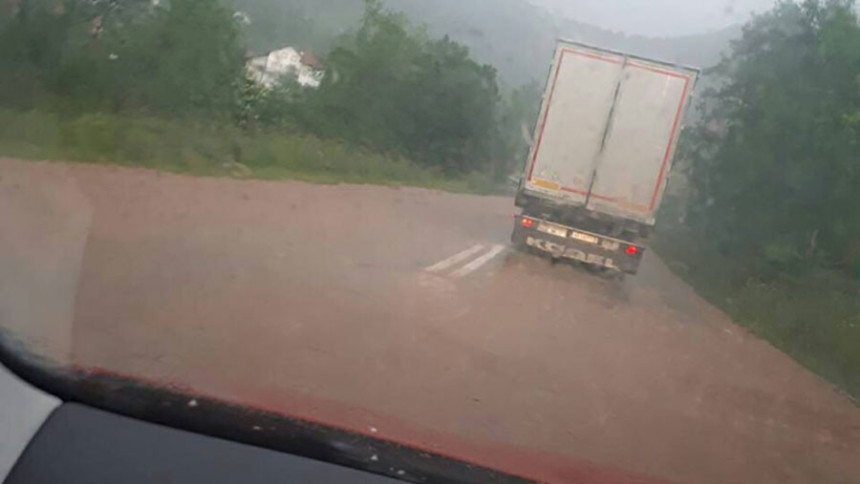 "Krvava" kiša padala kod Pala