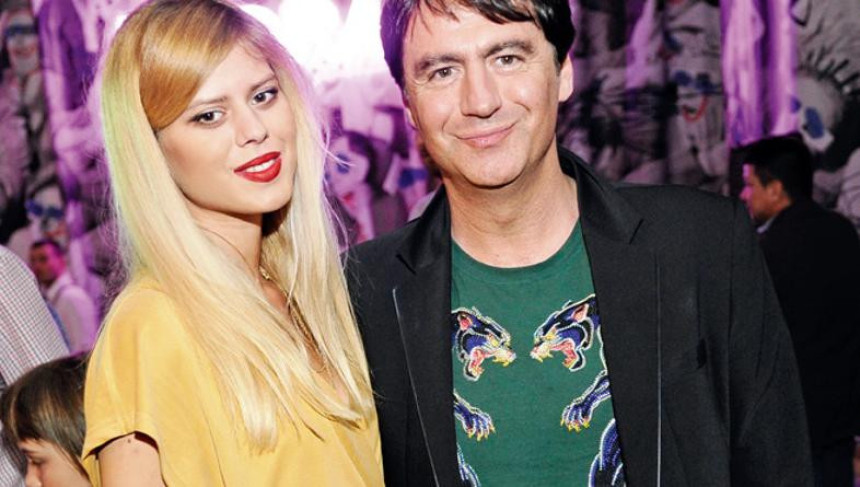 U vezi sa 26 godina mlađom