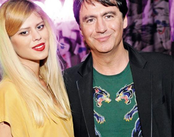 U vezi sa 26 godina mlađom