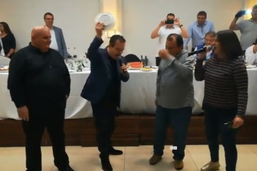 Dačić zapjevao, pa razbio tanjir