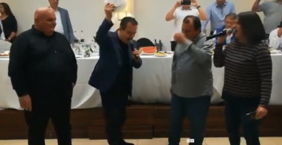 Dačić zapjevao, pa razbio tanjir  
