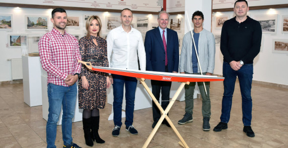 Nektar Dajak čamac u sigurnoj luci