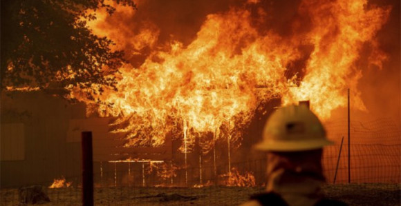 Vatreni tornado prevrće vozila