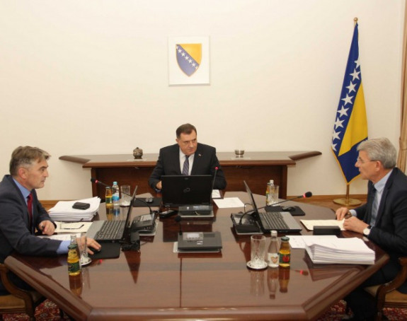 Usvojen budžet, Dodik preglasan