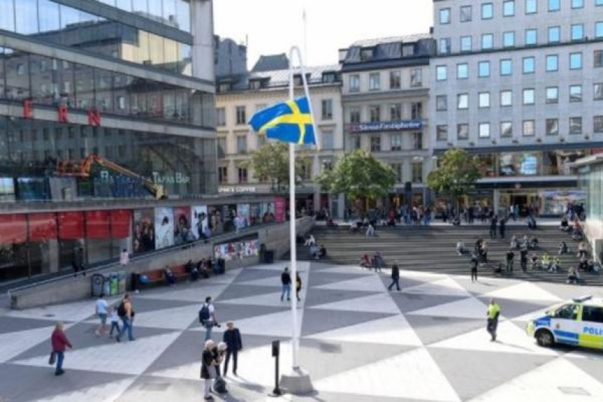 Шведски полицајац убоден ножем