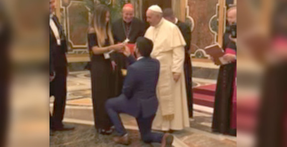 Šta političar uradi pred papom