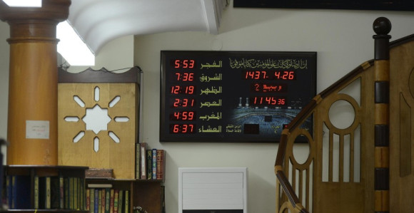 Napao policajce ispred džamije