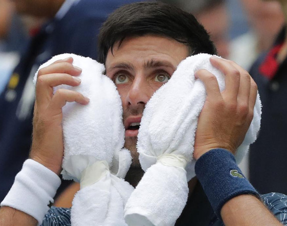 Nole "prisluškivao" publiku tokom meča!