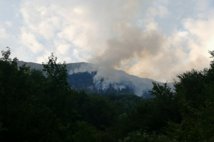 Пожар на планини Височици код Коњица се шири
