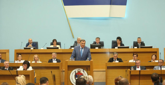 Nova kriza i politička predstava