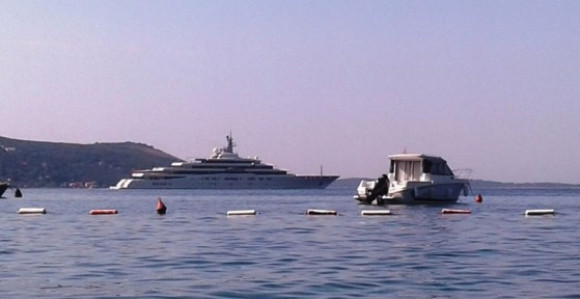 Јахта Романа Абрамовича пловила Боком