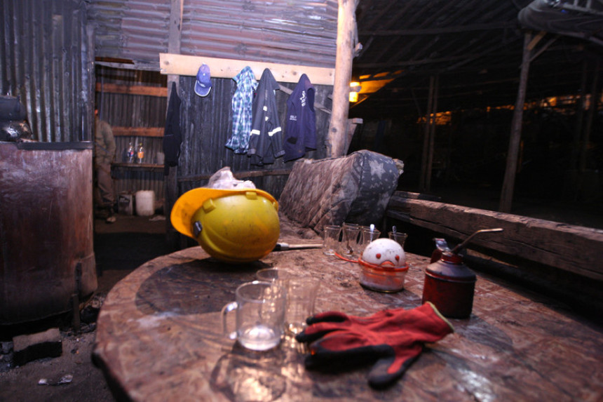 Стравична експлозија: Затрпана 33 рудара