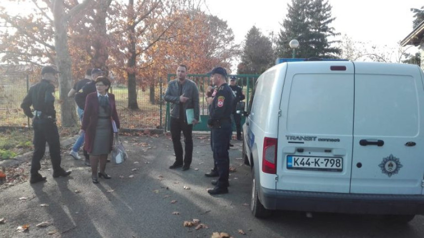 Radnici plijene imovinu farme